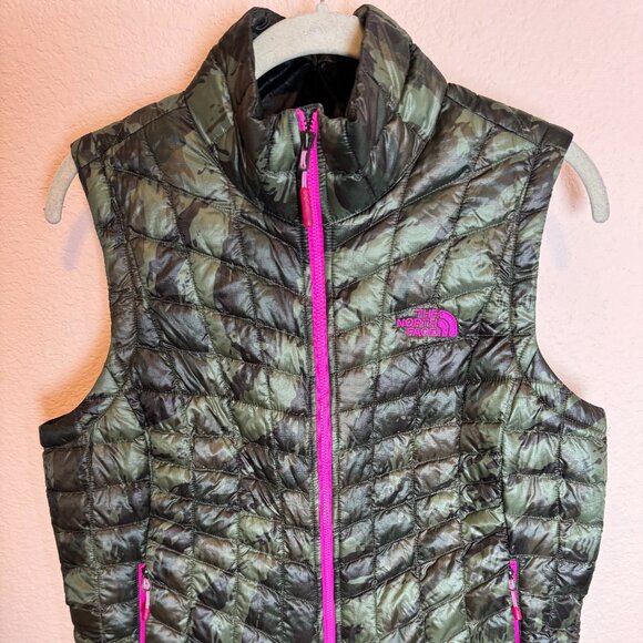 North Face Women’s Camo Thermoball vest Medium NWOT - Picture 1 of 7